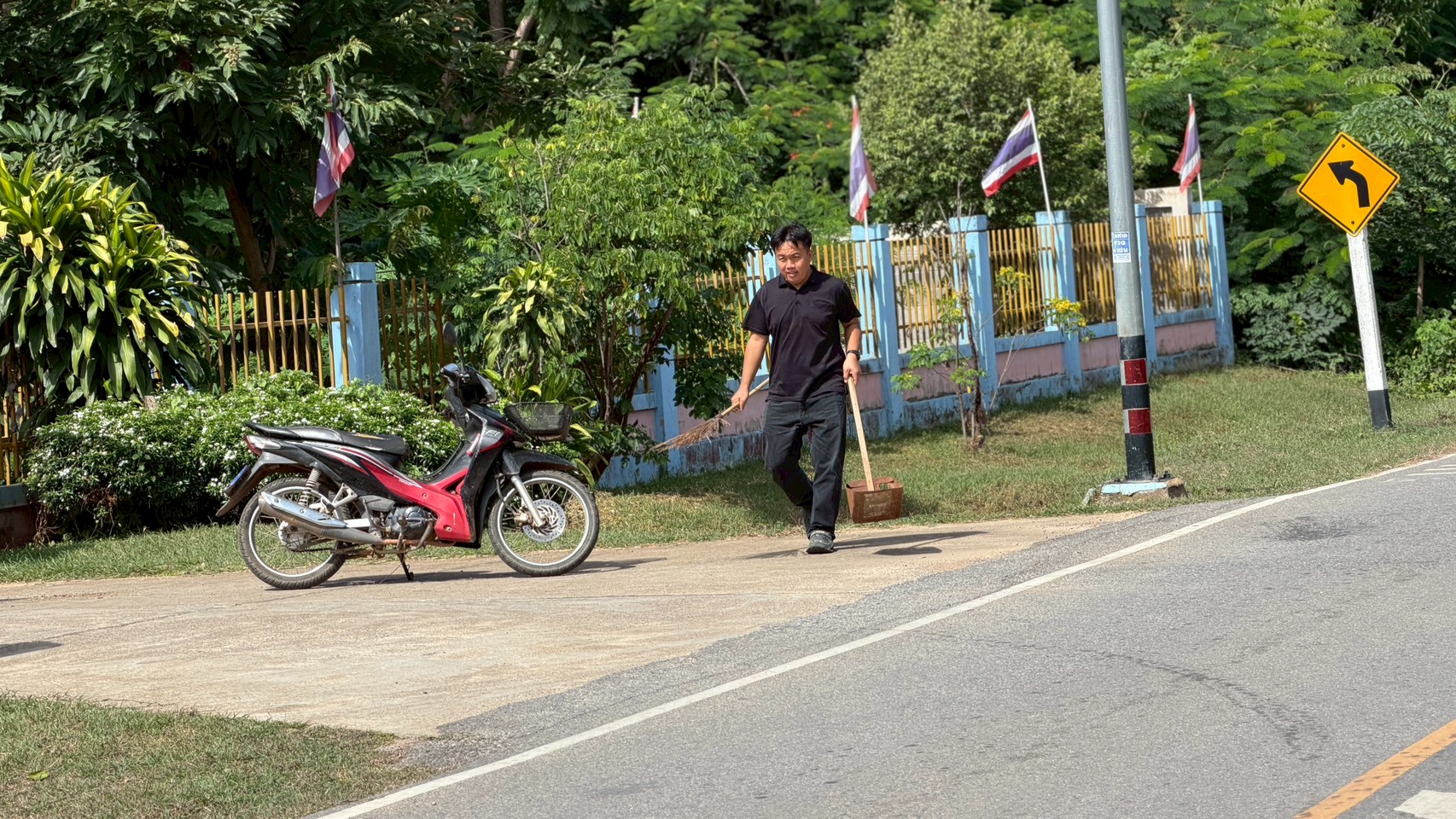 title - ส.ป.ก.แพร่ จัดกิจกรรมจิตอาสาบำเพ็ญสาธารณประโยชน์ และบำเพ็ญสาธารณกุศลเฉลิมพระเกียรติเนื่องในโอกาส พระราชพิธีมหามงคลเฉลิมพระชนมพรรษา ๔ รอบ  สมเด็จพระนางเจ้าฯ พระบรมราชินี 